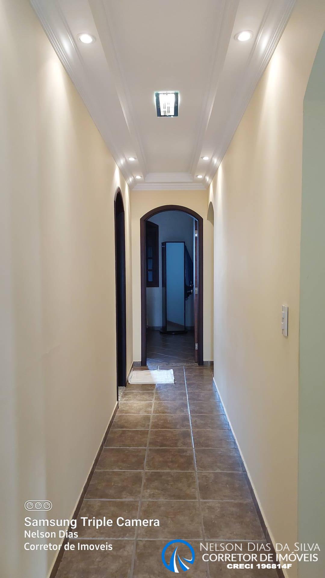 Casa à venda com 4 quartos, 240m² - Foto 1